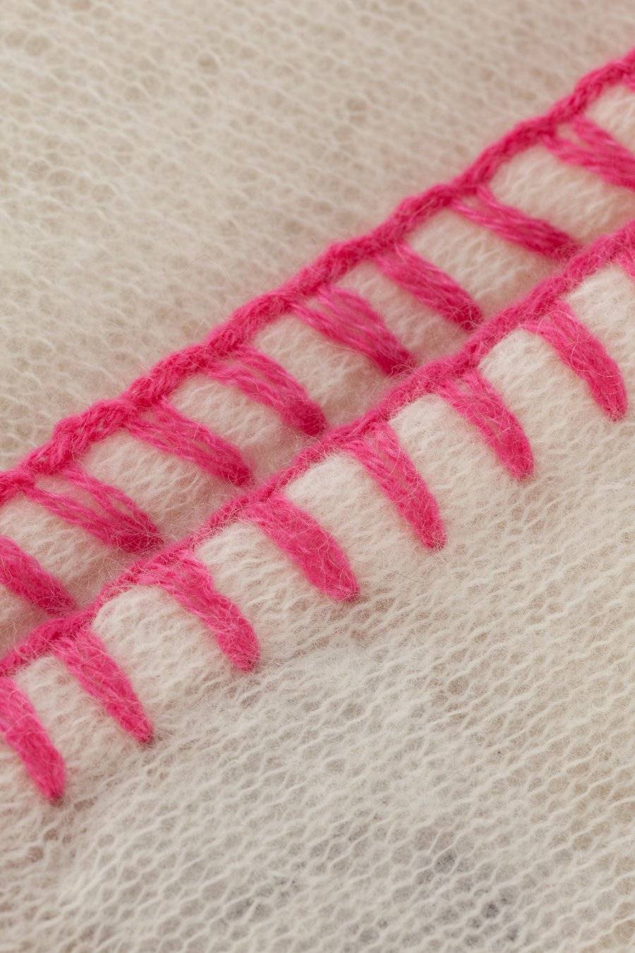 Mouleta Cashmere Schal | Colored Embroidery Border Im Verkauf