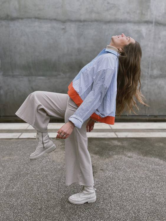 Nonoi Studio Blouson // Hellblau + Orange // Onesize Im Verkauf
