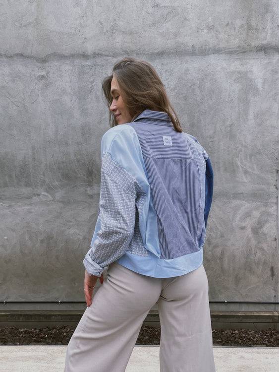 Nonoi Studio Blouson // Hellblau + Grau // Onesize zollfrei