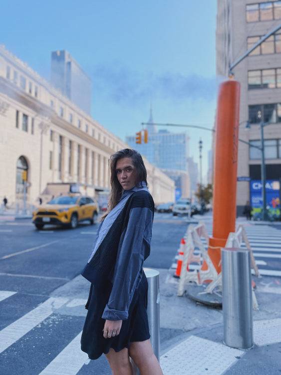 Nonoi Studio Blouson // Blau + Schwarz // Onesize Auslauf