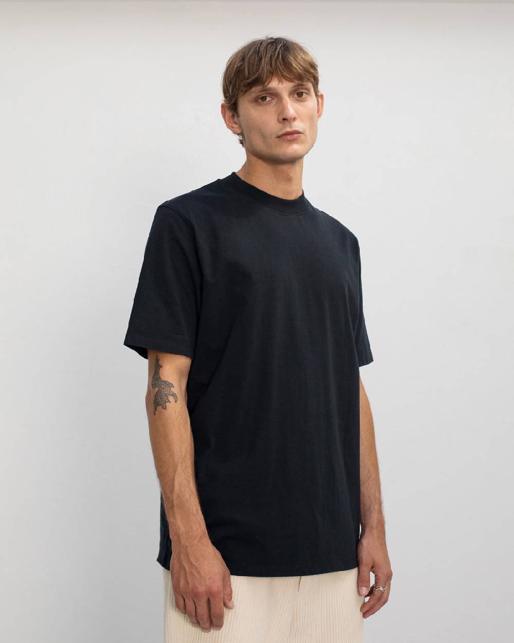 Rotholz Basic T-Shirt mit breitem Kragen Bio Baumwolle - Schwarz Begrenzt auf 3 Tage