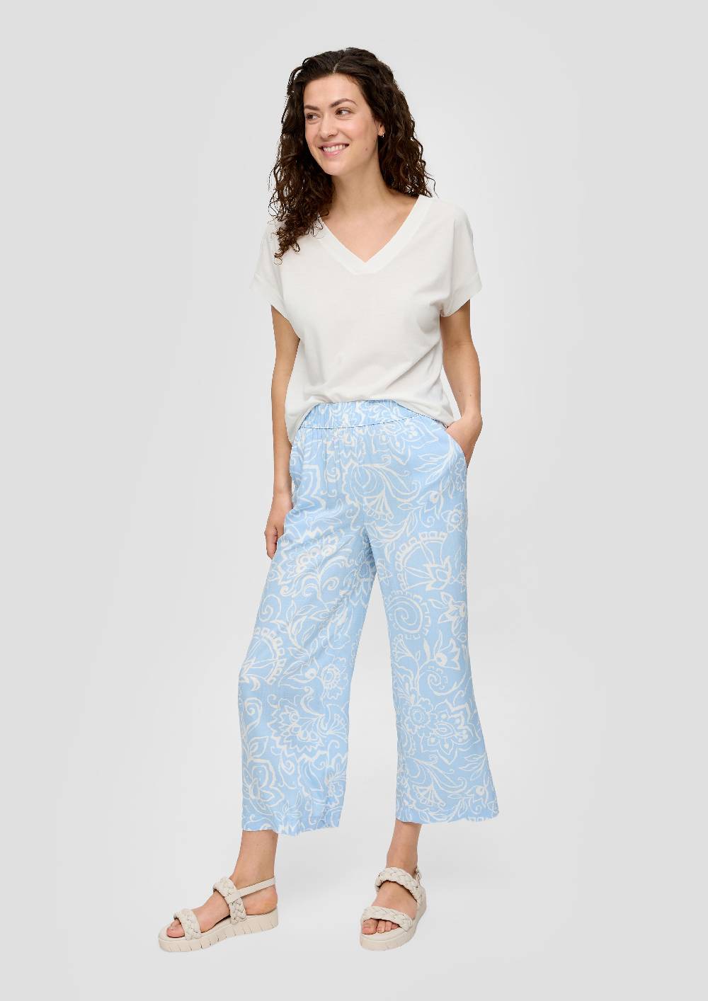 S.Oliver Relaxed-Fit-Shirt mit V-Ausschnitt und gekreuztem Riemen-Detail am Rücken Exklusive Angebote